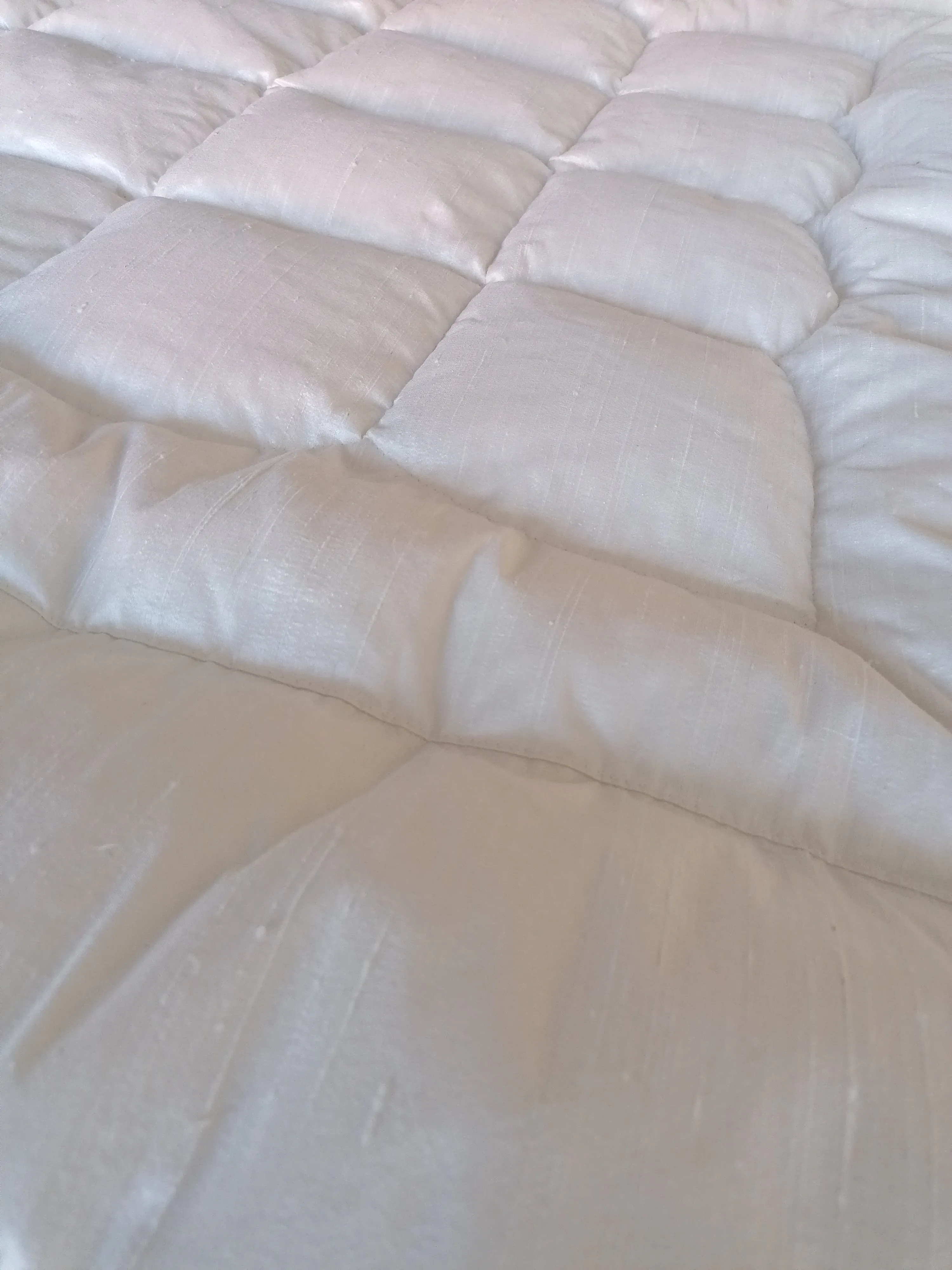 Handmade Dacron Filled Eiderdown Style Quilt